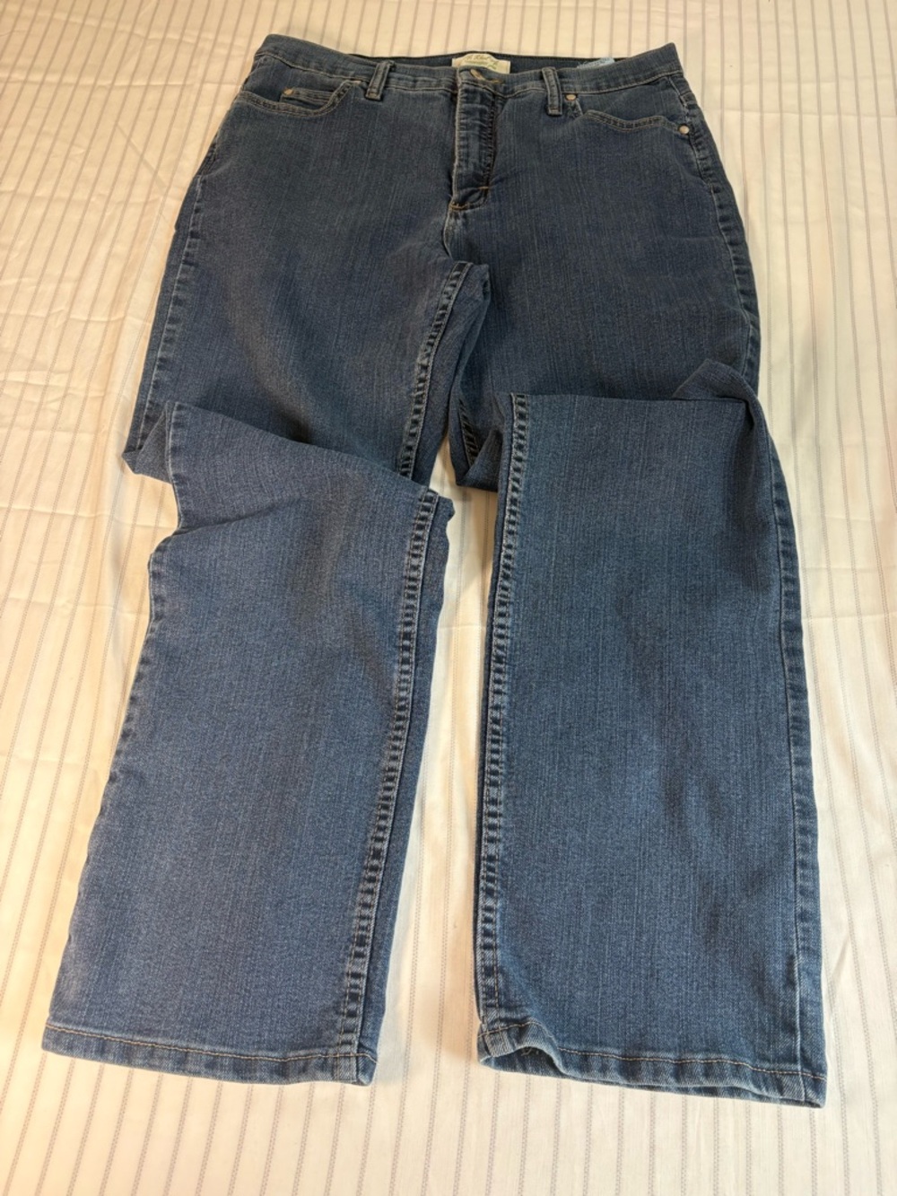 Wrangler Women's Straight Leg Jeans in Medium Blue Wash